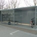 Flachdach-Pavillon als Kombination von Raucher- und Zweiradunterstand