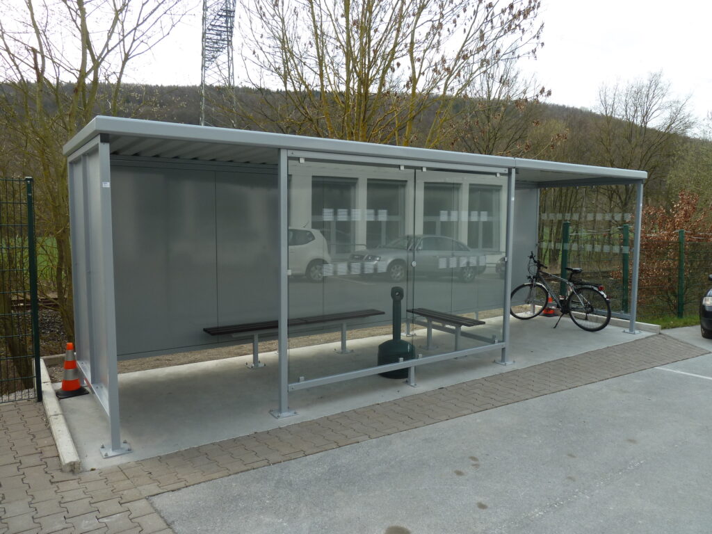 Flachdach-Pavillon als Kombination von Raucher- und Zweiradunterstand