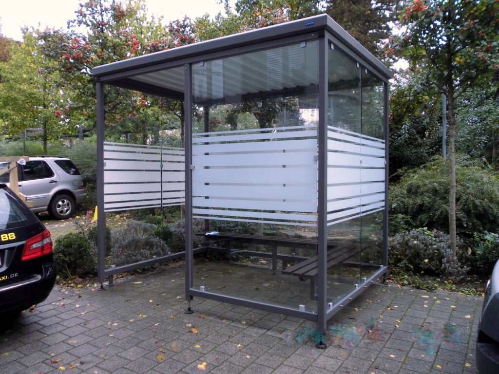 Flachdach-Pavillon mit vorderer Windschutzwand