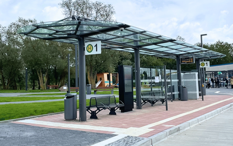 Überdachung System O doppelzeilig mit Windschutzwänden