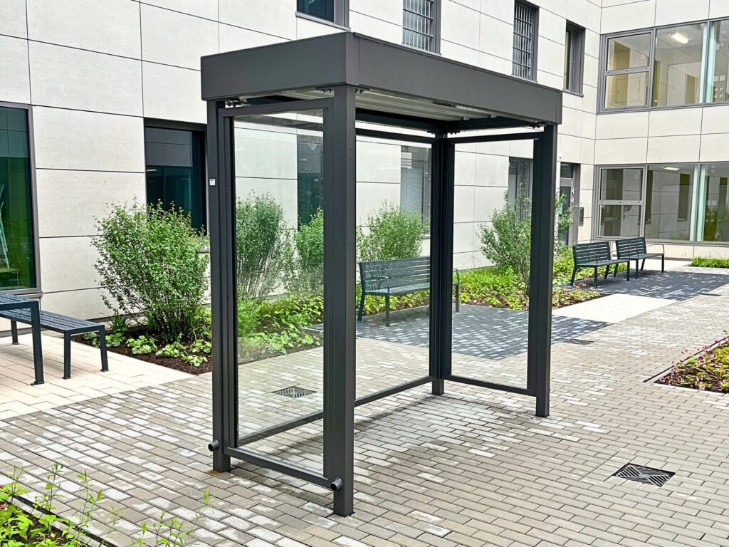 2-feldriger Raucherpavillon mit linearer Verglasung