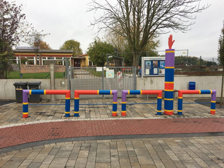 Schulwegsicherung JULIE mit Signal-Hand und Pollern an der Kindertagesstätte
