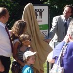 Enthüllung der neuen Spielplatzbeschilderung