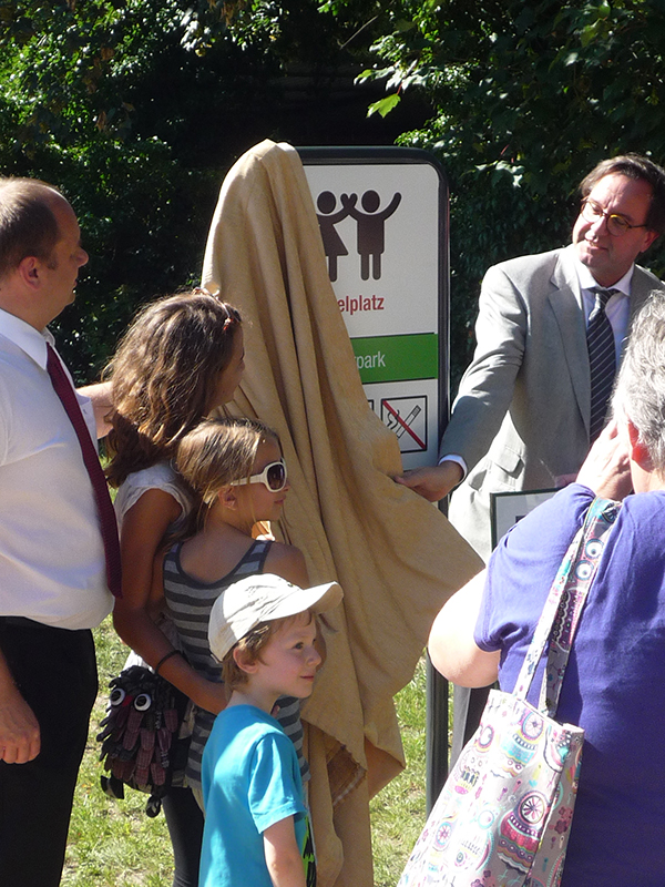 Enthüllung der neuen Spielplatzbeschilderung