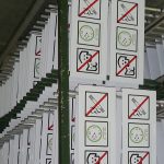 Einzelne Modulschilder im Siebdruckverfahren bedruckt