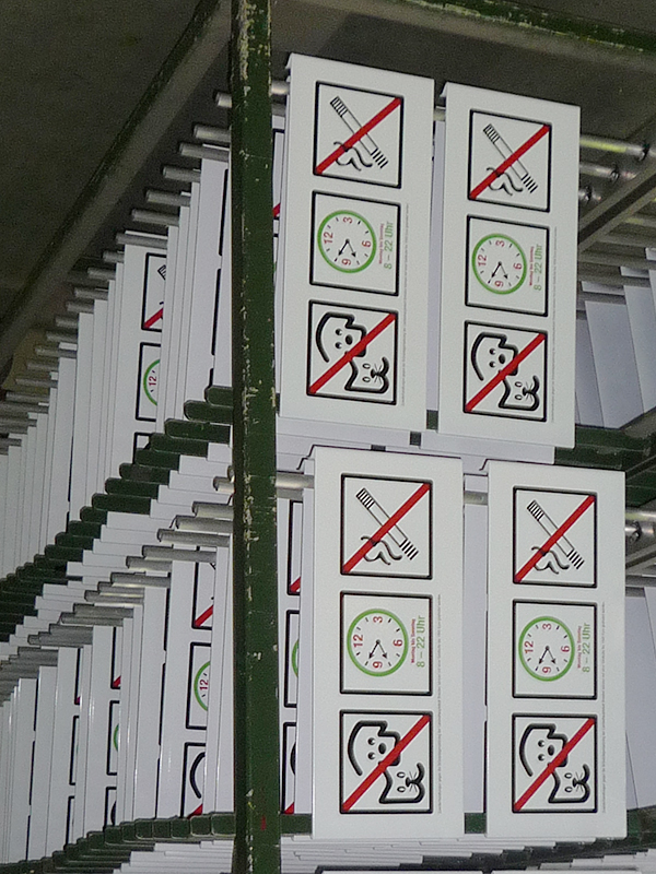 Einzelne Modulschilder im Siebdruckverfahren bedruckt