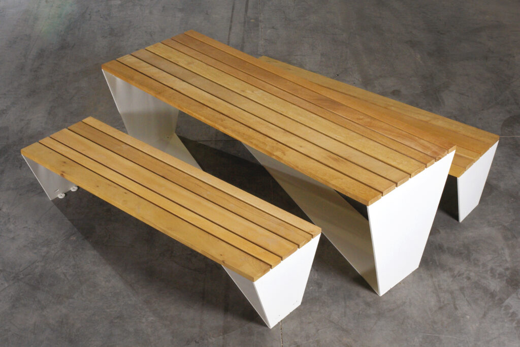 Die Sitzgruppe ENSEMBLE wird über bodenebene Flachstahlschienen verbunden