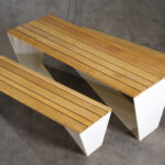 Die Sitzgruppe ENSEMBLE wird über bodenebene Flachstahlschienen verbunden