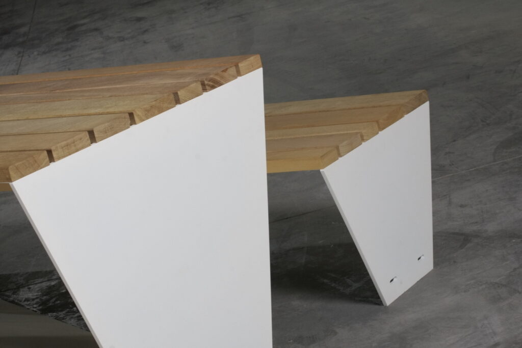 Detail Seitenwangen von Tisch und Bank