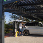Solar-Carport zum Parken und Energie Tanken auf 3 Stellplätzen