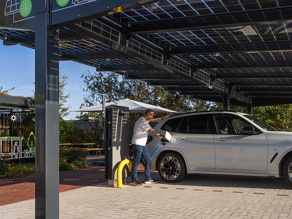 Solar-Carport zum Parken und Energie Tanken auf 3 Stellplätzen