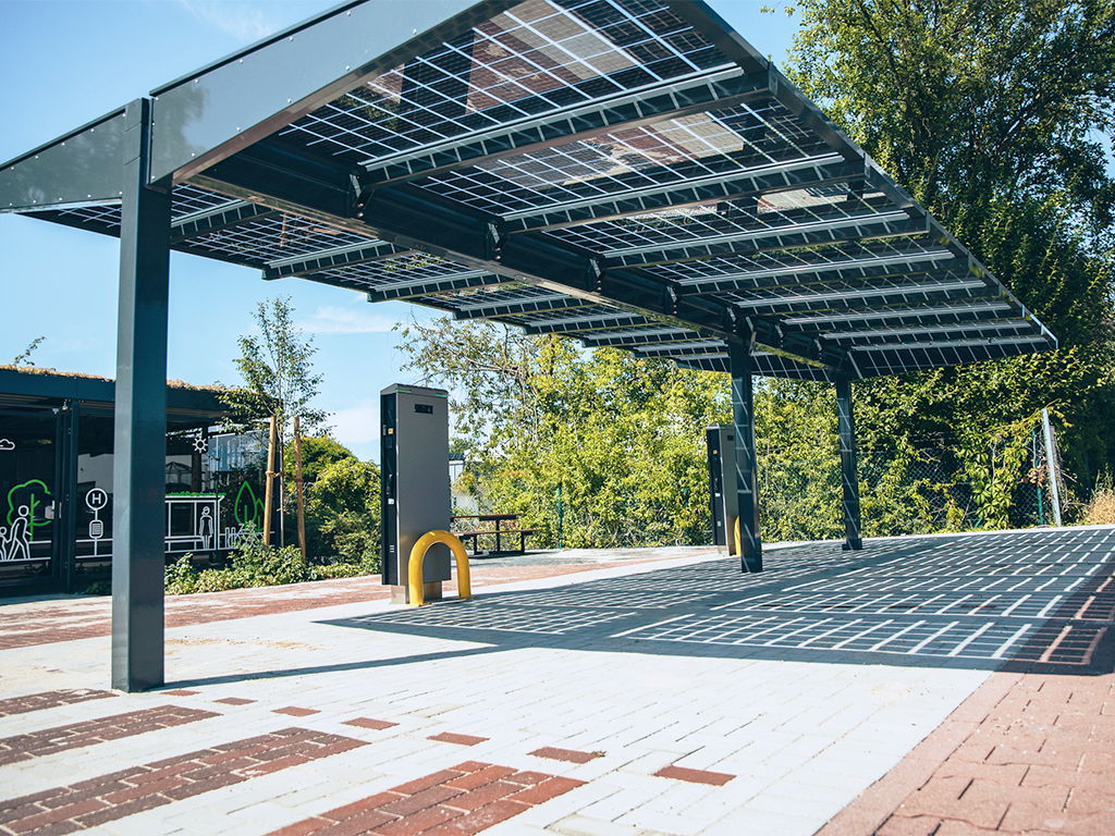 Solar-Carport mit bifaszialem PV Glasdach