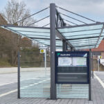Doppelzeilige Überdachung System O mit Windschutzwänden im NVV Farbkonzept