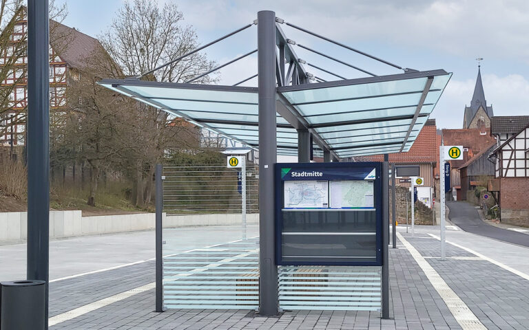 Doppelzeilige Überdachung System O mit Windschutzwänden im NVV Farbkonzept