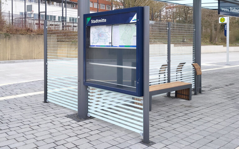 NVV Vitrinen als Windschutzwand am ZOB Spangenberg