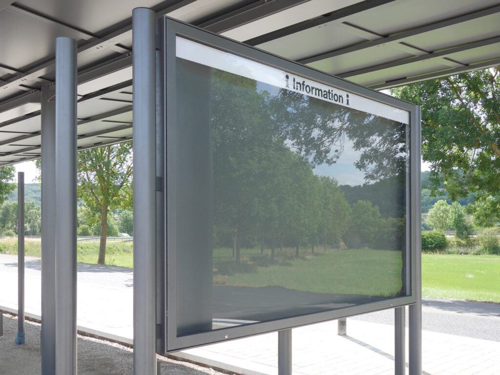 Standvitrine mit Infoleiste