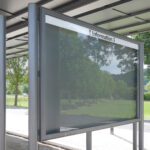 Standvitrine mit Infoleiste