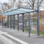 Wartehalle System O einzeilig mit Sitzbänken mit Aufstehbügel