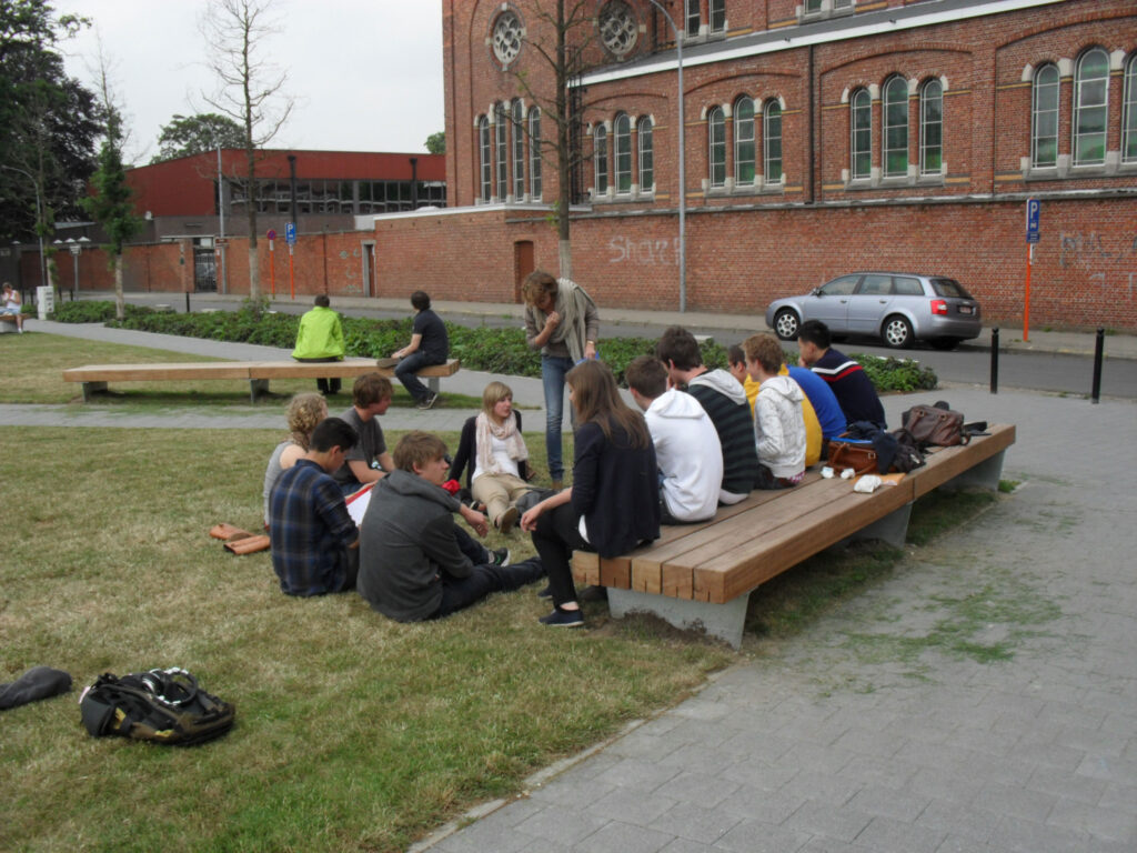 TIBI Hockerbank mit rubosten Kanthölzern