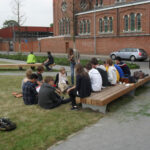 TIBI Hockerbank mit rubosten Kanthölzern