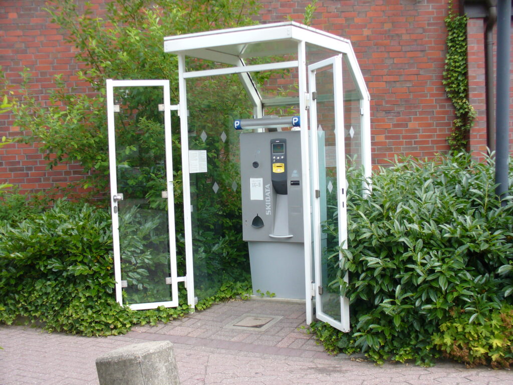 Überdachung System A für einen Parkscheinautomat optional mit Türen zum Verschließen