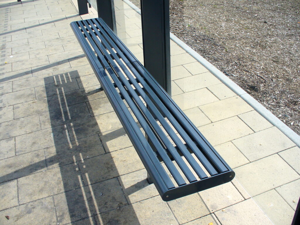 Sitzbank Typ L (Aluminium) als Doppelsitzbank mit geteilert Sitzfläche