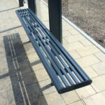 Sitzbank Typ L (Aluminium) als Doppelsitzbank mit geteilert Sitzfläche