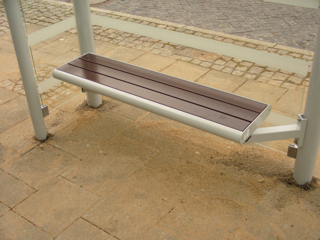 Sitzbank Typ L (Holzfüllung) an Wartehalle