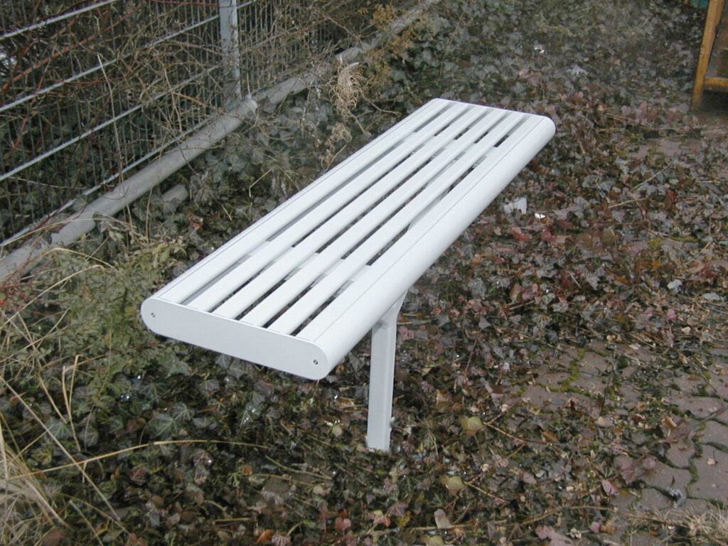 Sitzbank Typ L mit Aluminiumfüllung zur Freiaufstellung mit Fußplatte