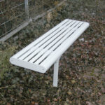 Sitzbank Typ L mit Aluminiumfüllung zur Freiaufstellung mit Fußplatte