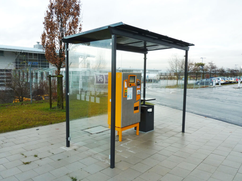 Klein-Überdachung System X für Parkautomaten am Flughafen Paderborn Lippstadt