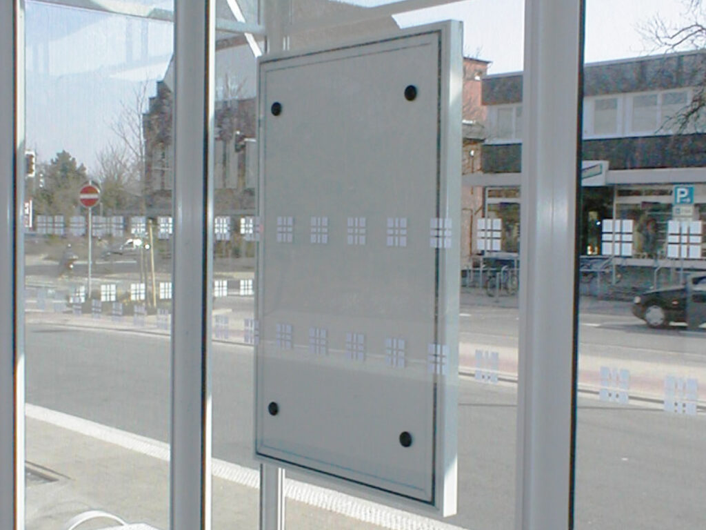Vitrine MT 1.48 an Glasrückwand der Wartehalle