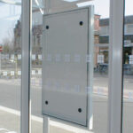 Vitrine MT 1.48 an Glasrückwand der Wartehalle