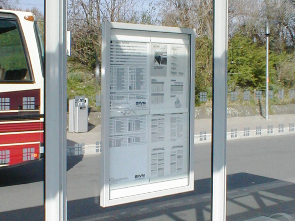 Vitrine MT 1.48 in Wartehalle