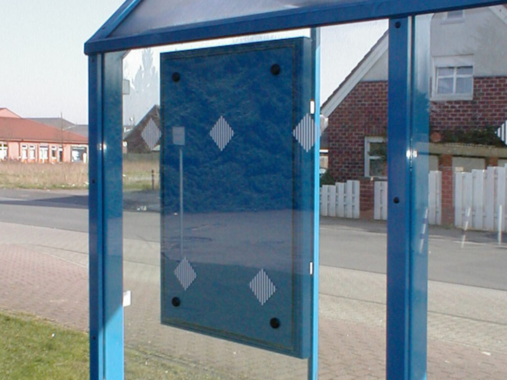 Befestigung der Vitrine MT 30 an Rückwandscheibe