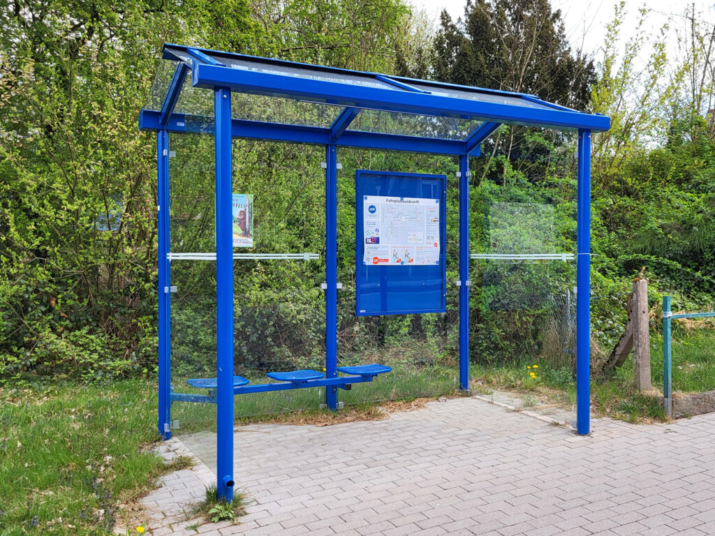 Wartehalle System E mit MT 30 Vitrine