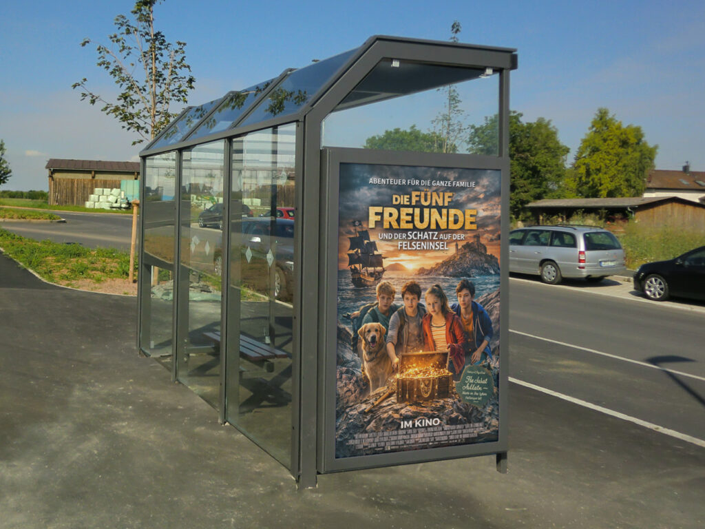 Werbevitrine MT 300.200 in Seitenwand der Wartehalle System A