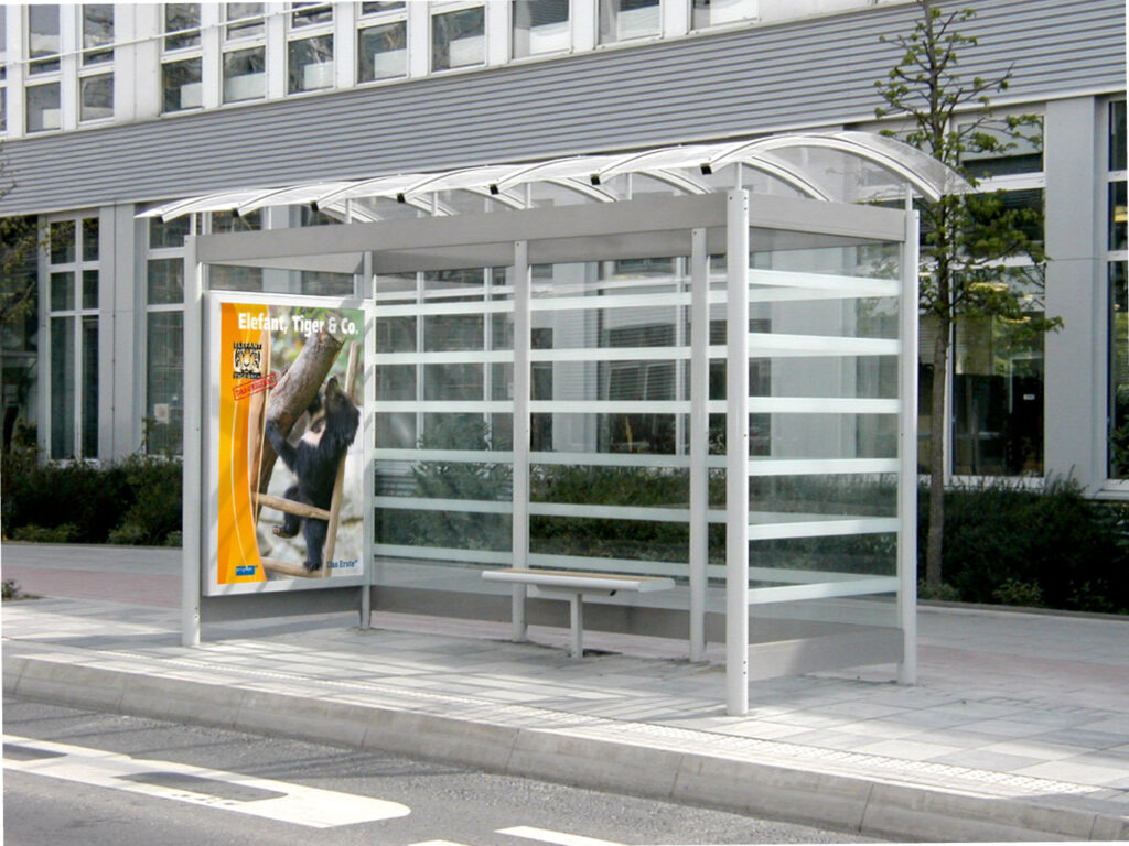 Werbevitrine MT 300.200 in Seitenwand der Wartehalle System BASIC