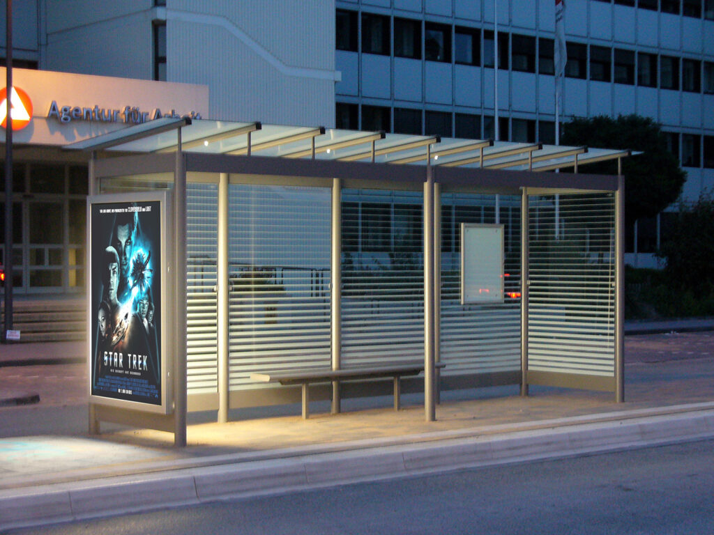Werbevitrine MT 300.200 in Seitenwand der Wartehalle System BASIC