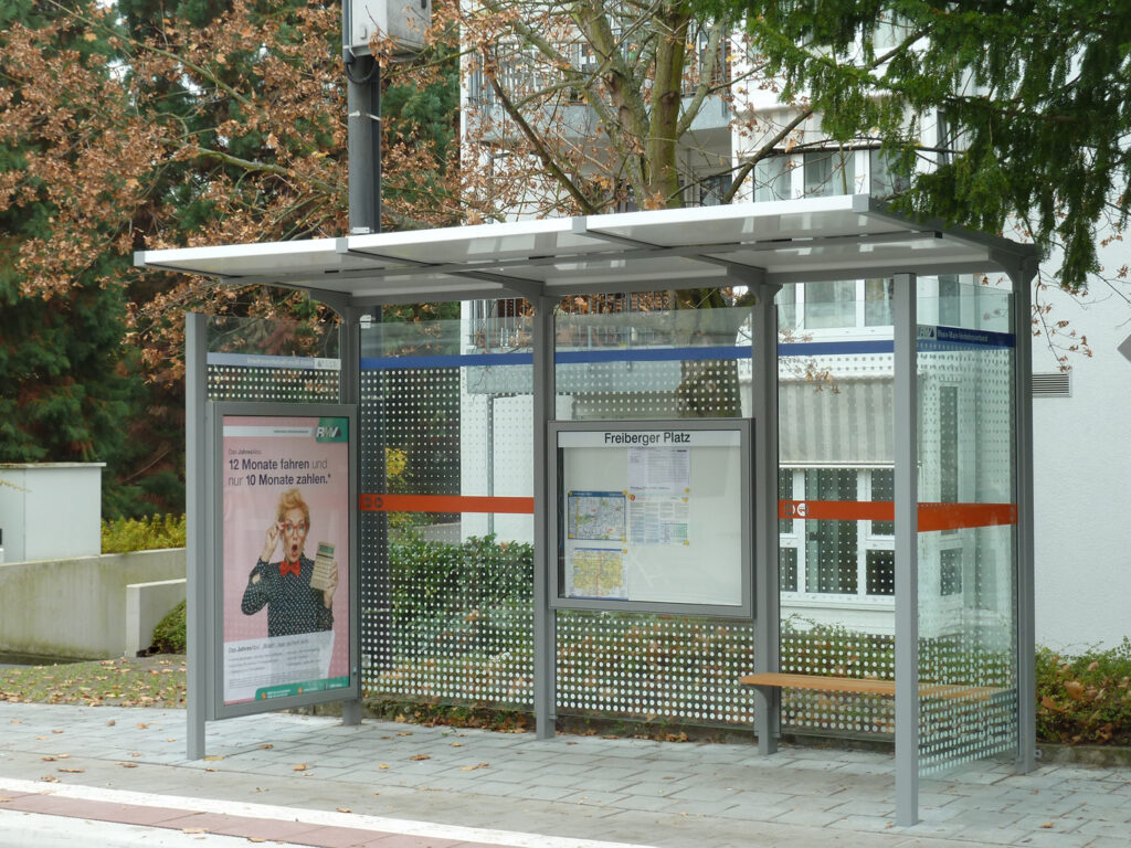Werbevitrine MT 300.200 in Seitenwand der Wartehalle System F