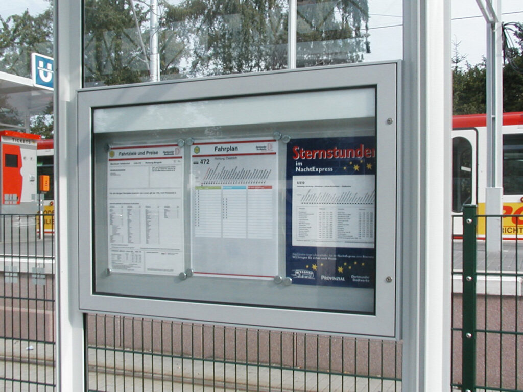 MT 365.300 Infovitrine zwischen Rückwandstützen