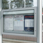 MT 365.300 Infovitrine zwischen Rückwandstützen