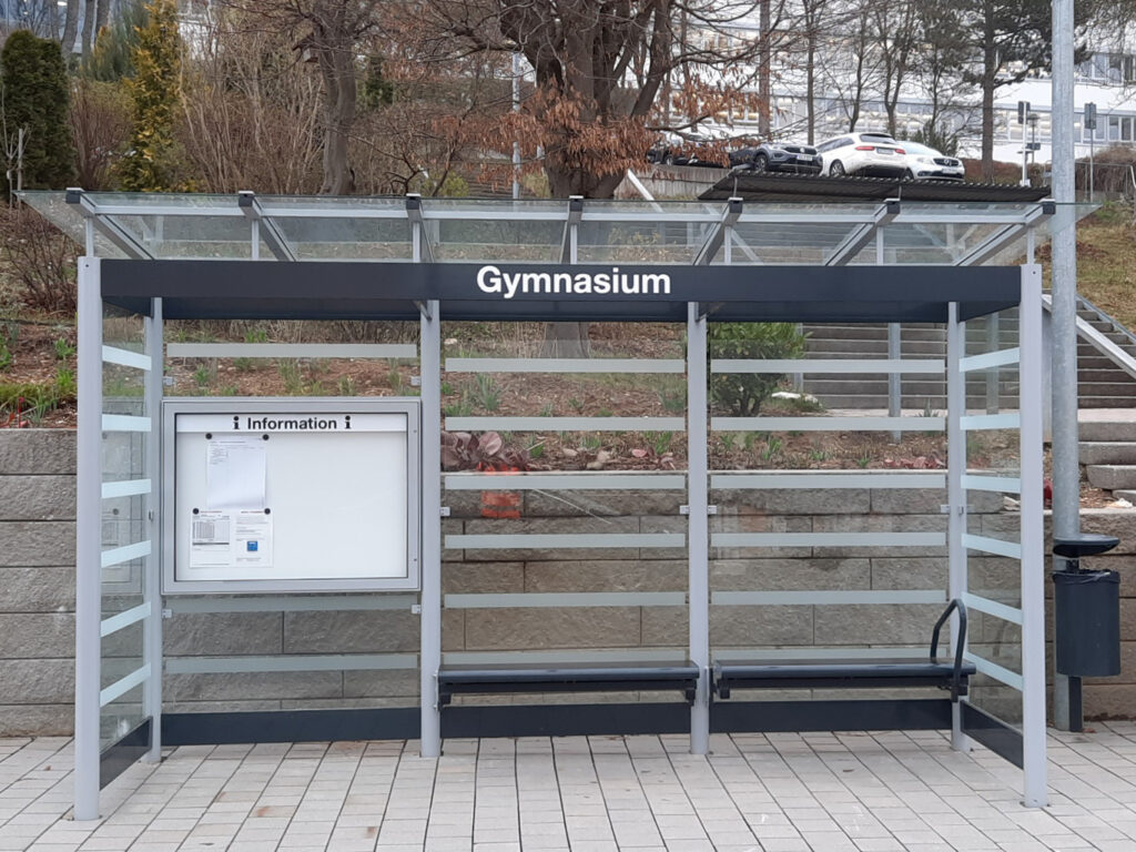 MT 365.300 Infovitrine zwischen Rückwandstützen der Wartehalle System BASIC