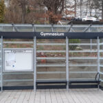 MT 365.300 Infovitrine zwischen Rückwandstützen der Wartehalle System BASIC