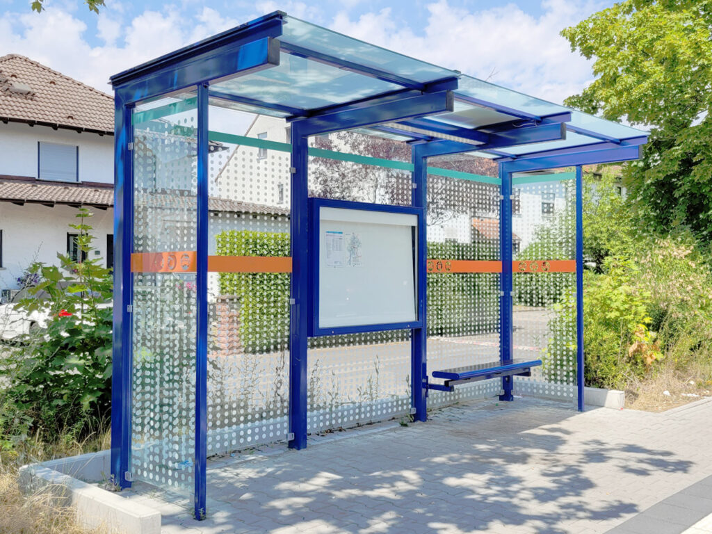 MT 365.300 Infovitrine zwischen Rückwandstützen der Wartehalle System C