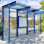 MT 365.300 Infovitrine zwischen Rückwandstützen der Wartehalle System C