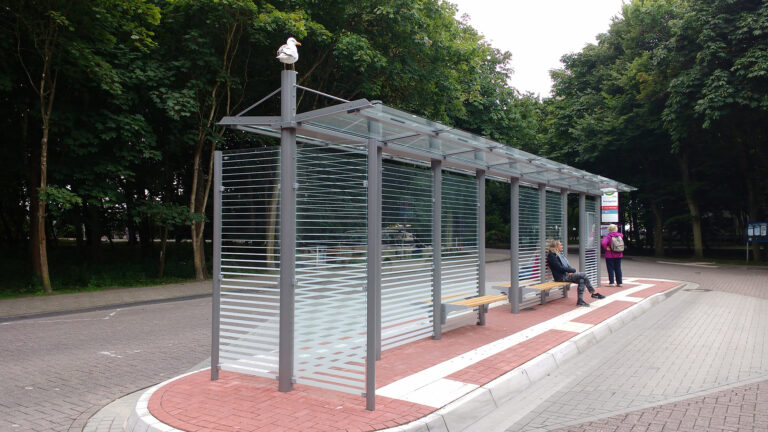 Doppelzeilige Wartehalle System O am Busbahnhof Rosengarten auf Norderney