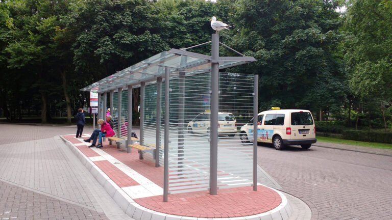 Windschutzwände am Ende der doppelzeiligen Überdachung System O