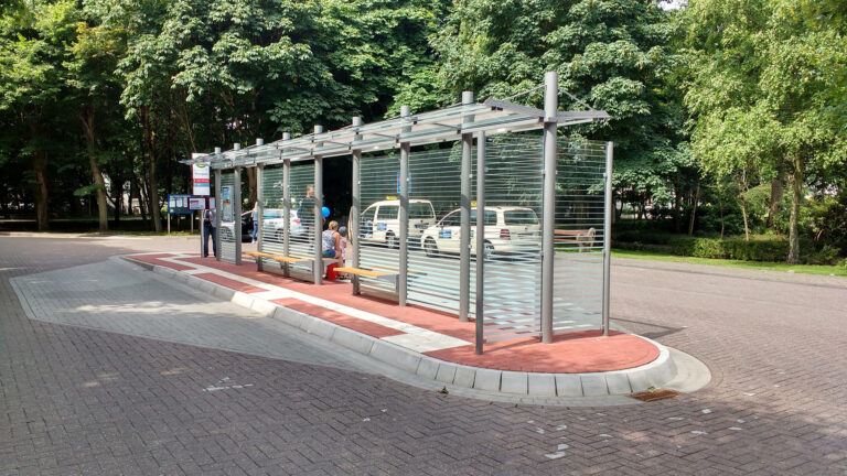 Warteinsel am Rosengarten mit doppelzeiliger Wartehalle System O