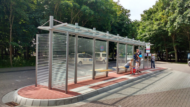 Doppelzeilige Wartehalle System O am Busbahnhof Rosengarten auf Norderney